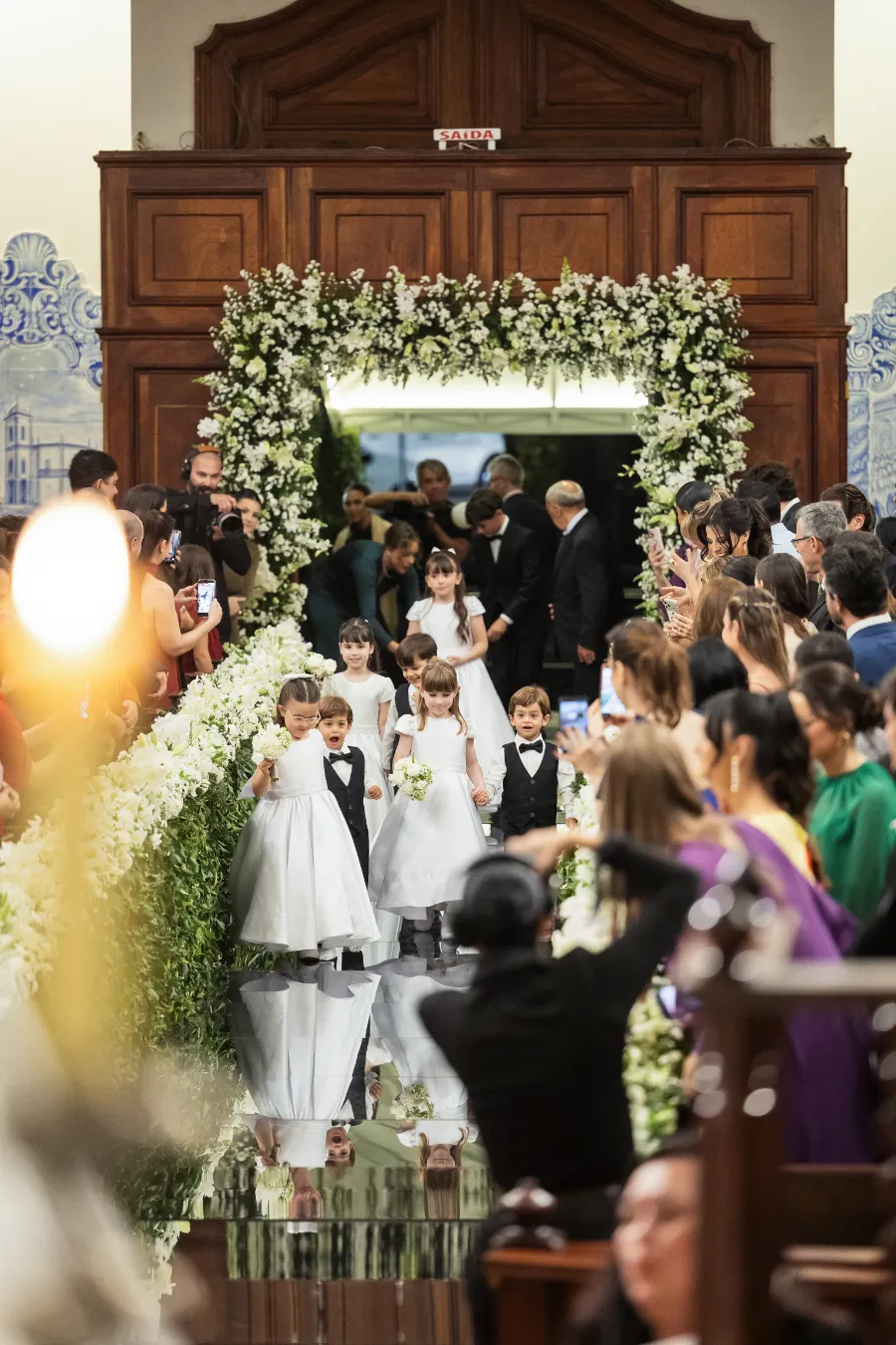 entrada da daminha e pajens entrando no casamento na igreja