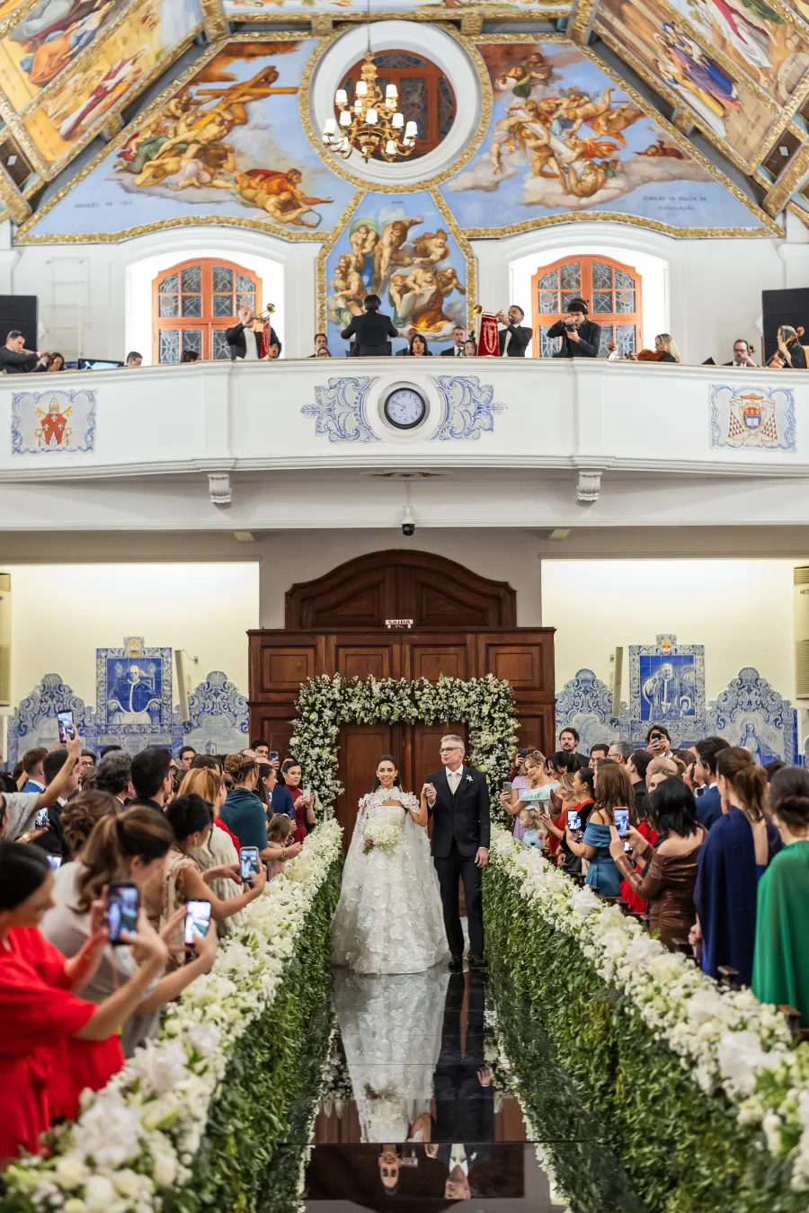 entrada da noiva com o pai na igreja