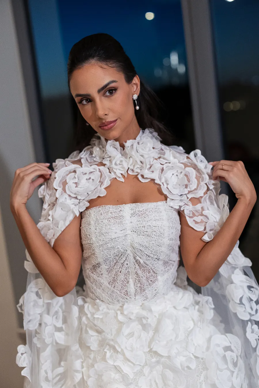 mulher com vestido de noiva com capa bordada