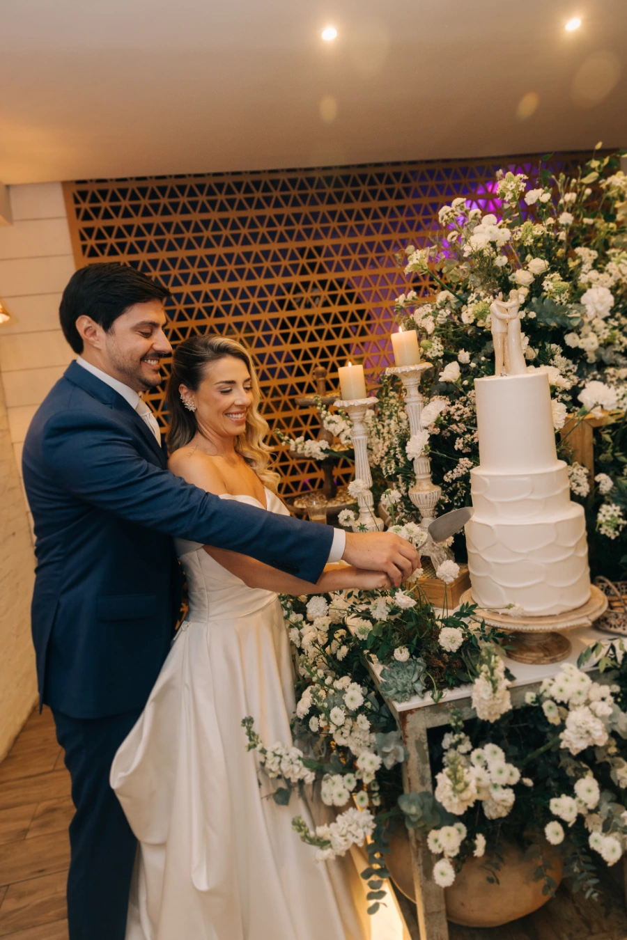 noivos cortando o bolo de casamento