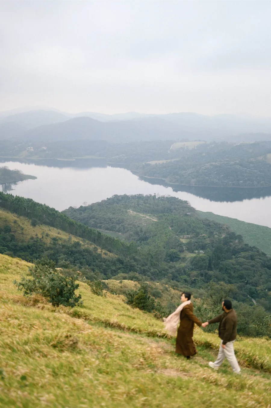 noivos caminhando na montanha no morro do capuava