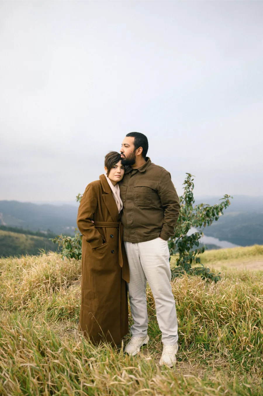 noivos no pre wedding no morro do capuava