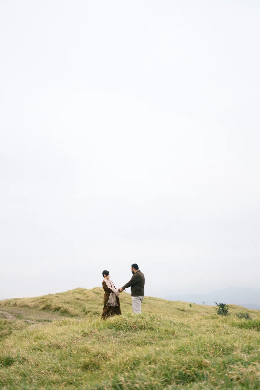 noivos no pre wedding no campo