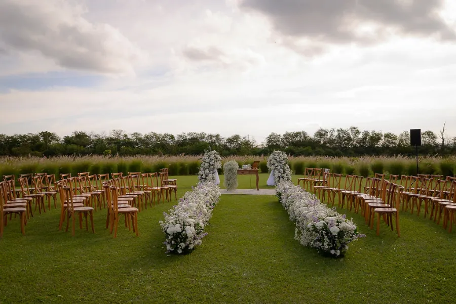 espaço de casamento decorado com flores brancas