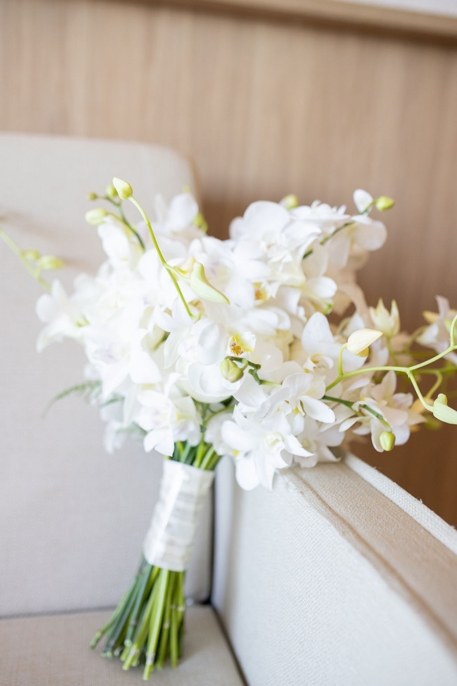 buque com orquideas brancas