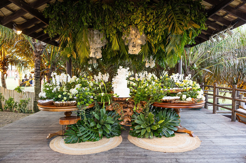 mesa de bolo de casamento branca e verde