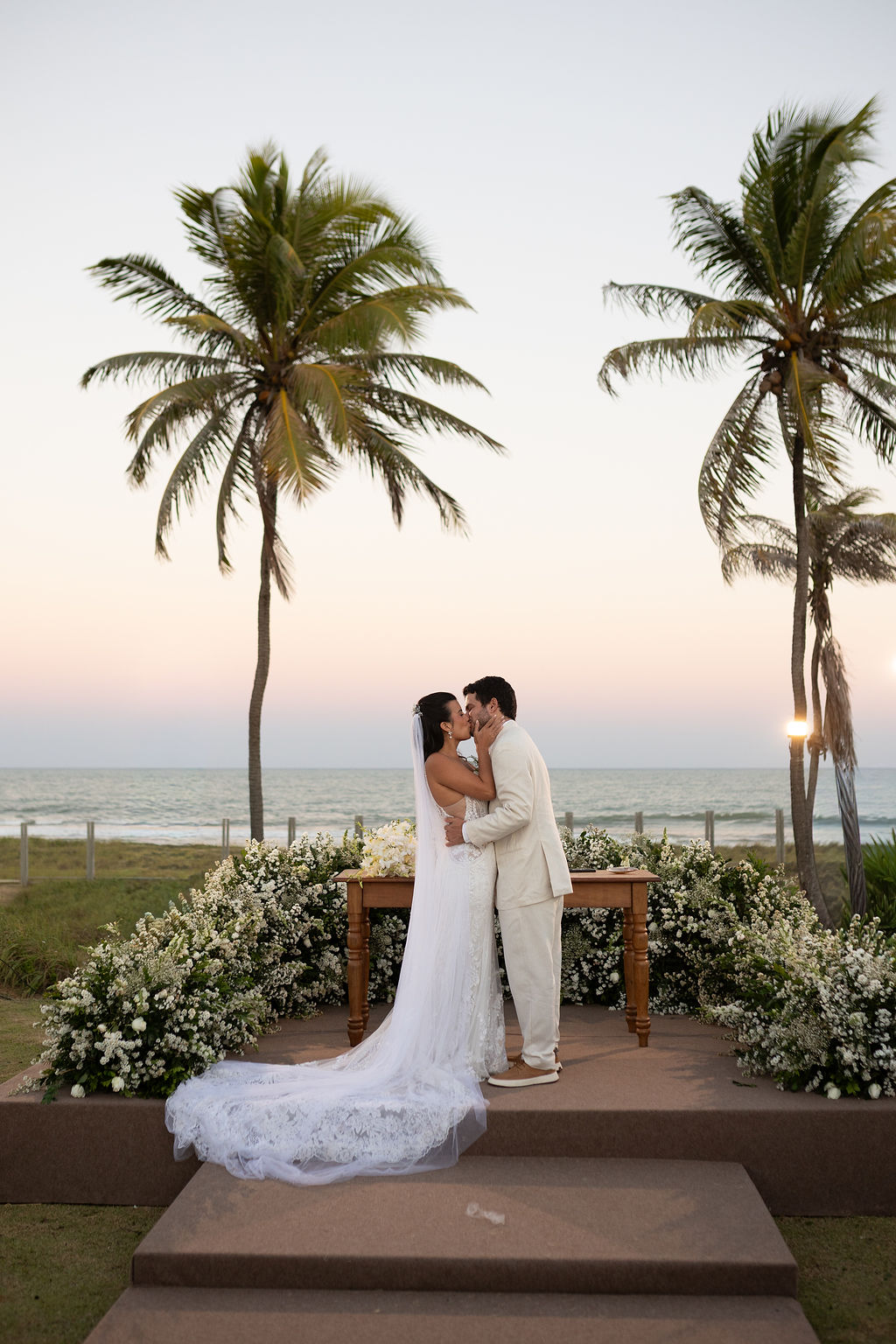 noivos se beijando no altar no casamneto na praia de baixio