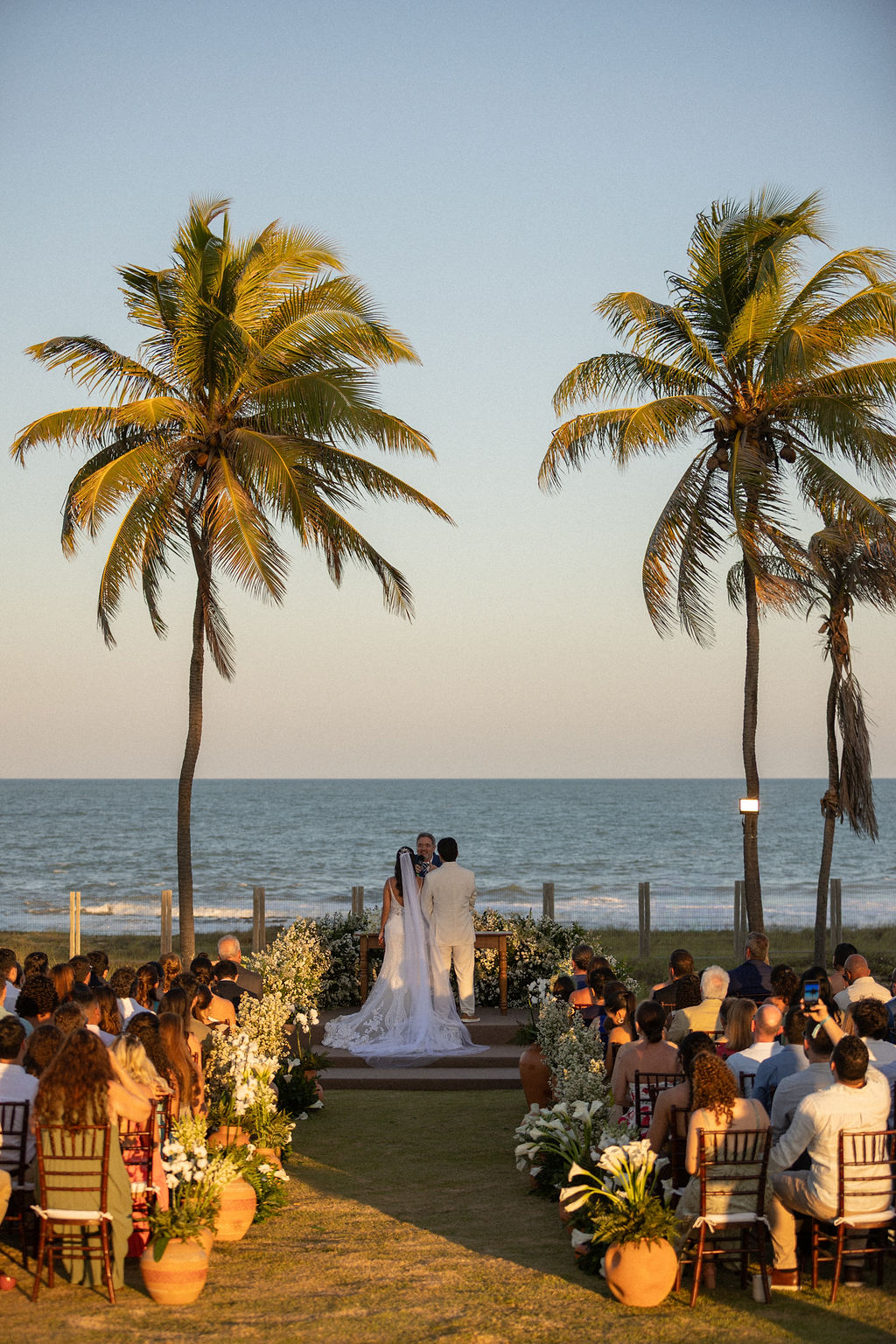 noivos na cerimonia de casamento na praia