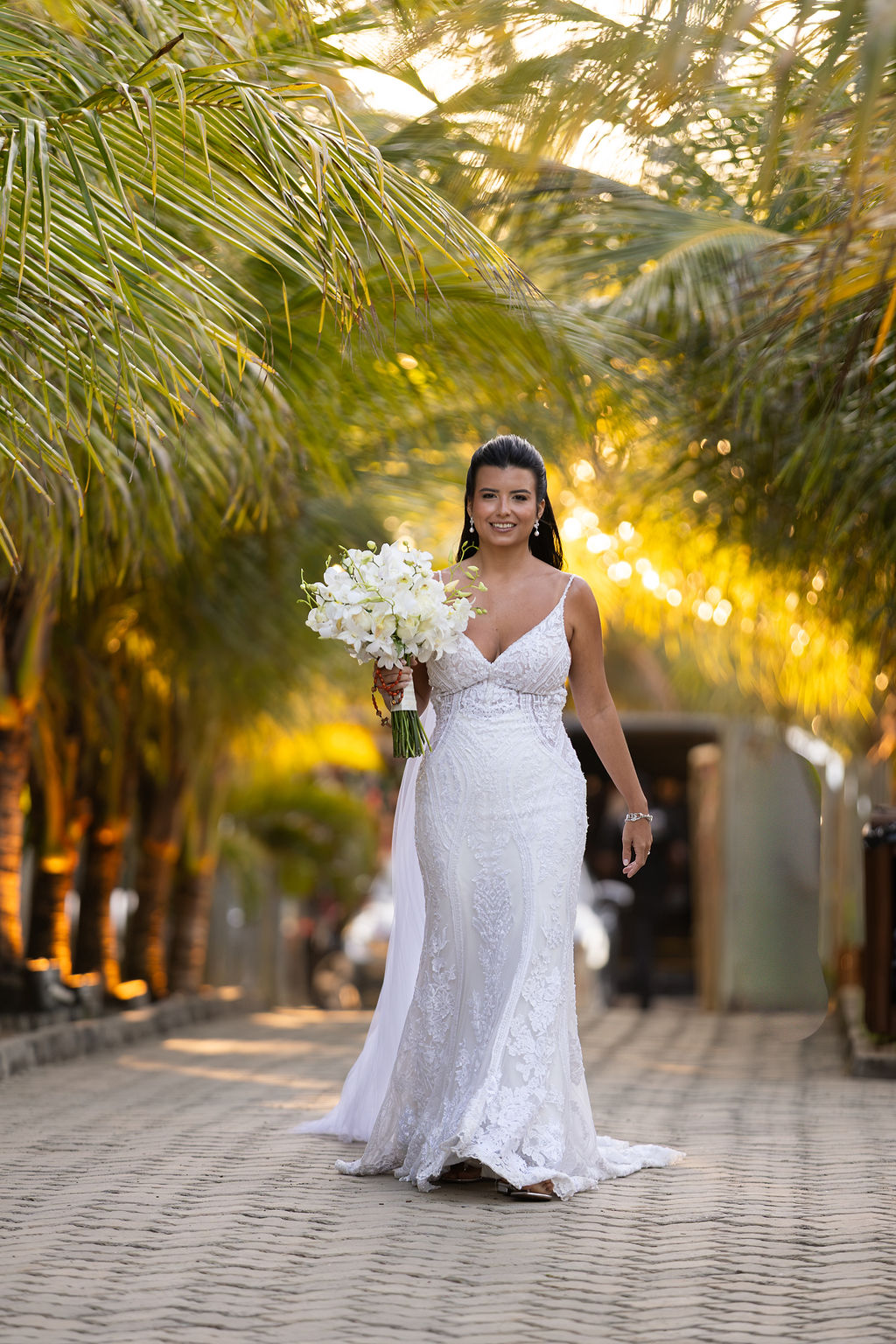 entrada da noiova com vestido de alças e buque branco
