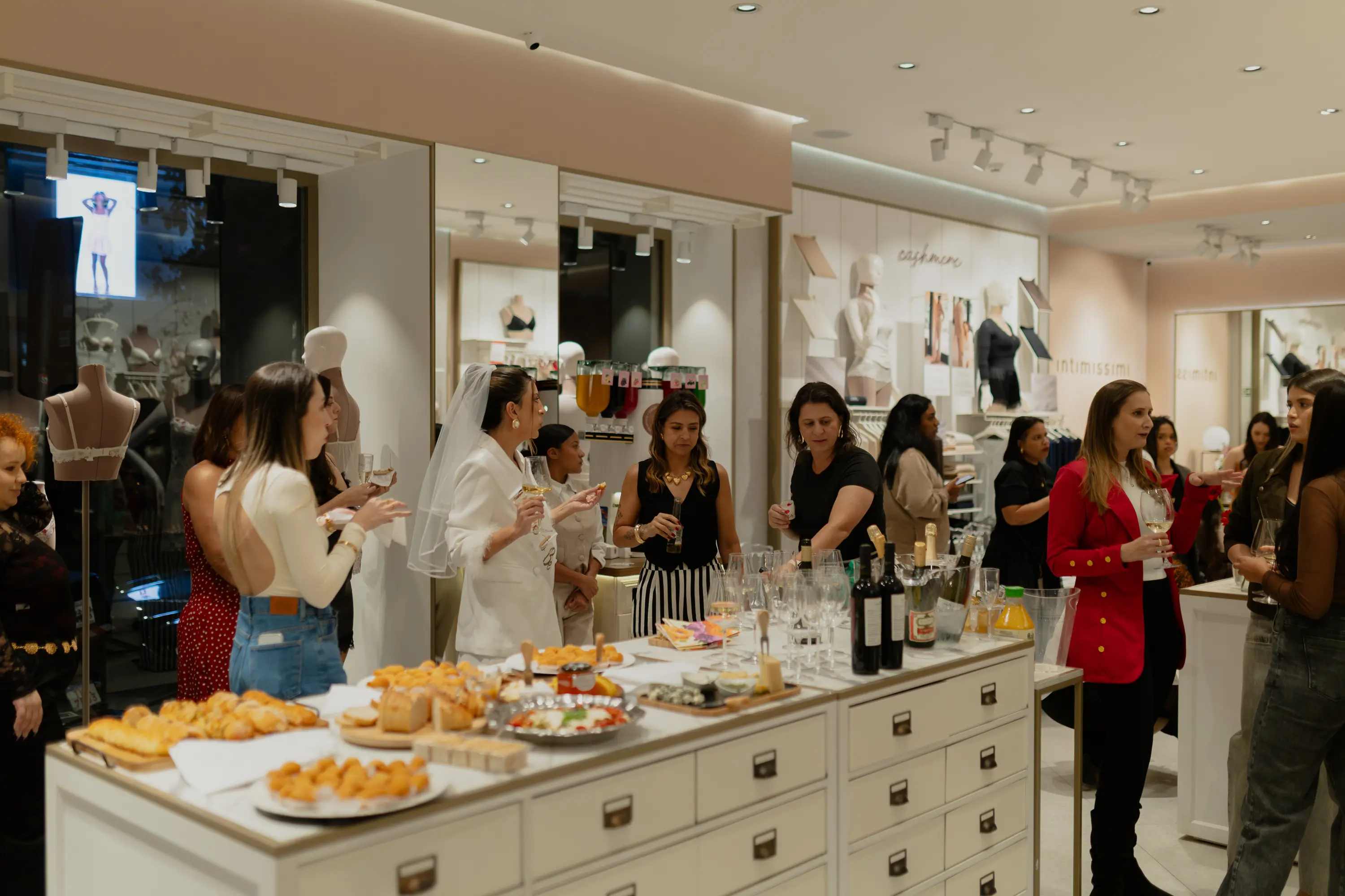 Chá de lingerie fora do óbvio: noiva celebra com amigas dentro de loja da Intimissimi na capital de São Paulo