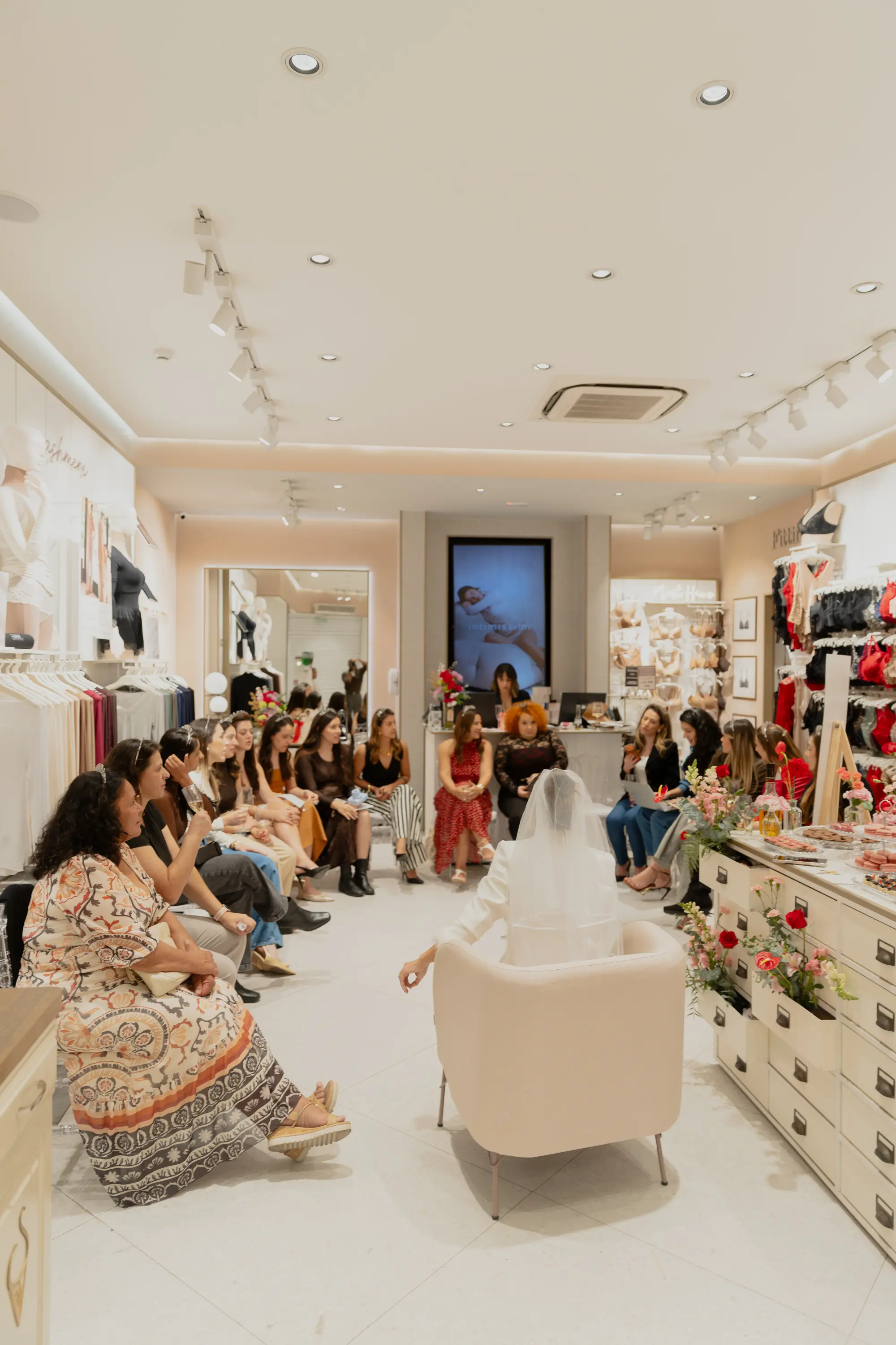 Chá de lingerie fora do óbvio: noiva celebra com amigas dentro de loja da Intimissimi na capital de São Paulo