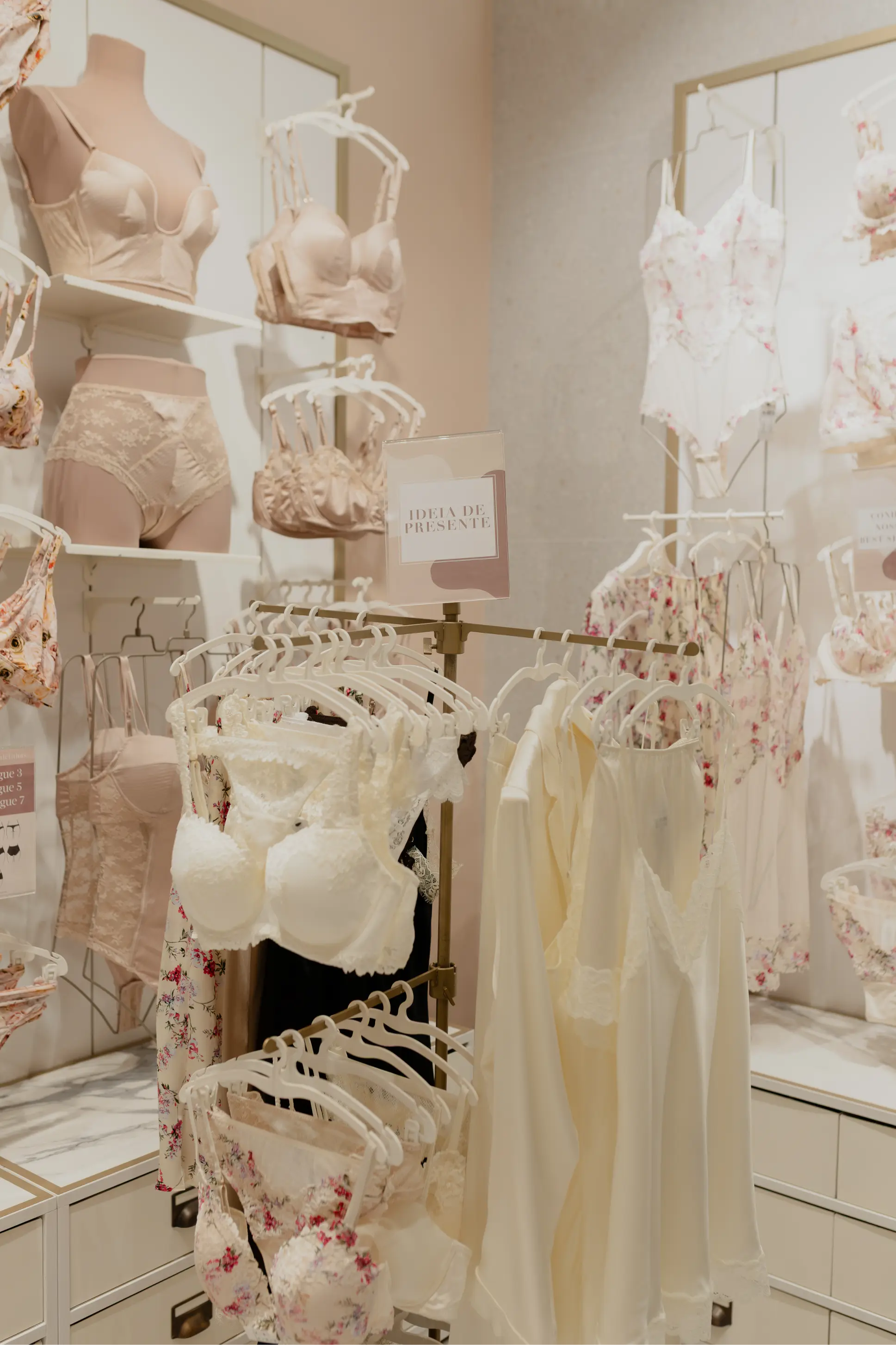 Chá de lingerie fora do óbvio: noiva celebra com amigas dentro de loja da Intimissimi na capital de São Paulo