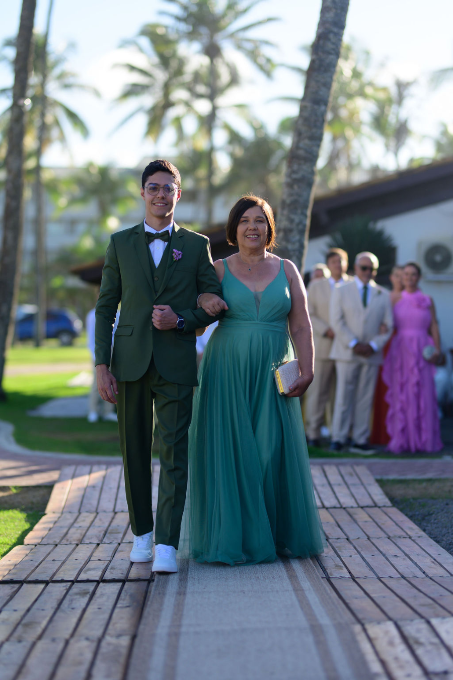 entrada do noivo com a mãe de vestido verde