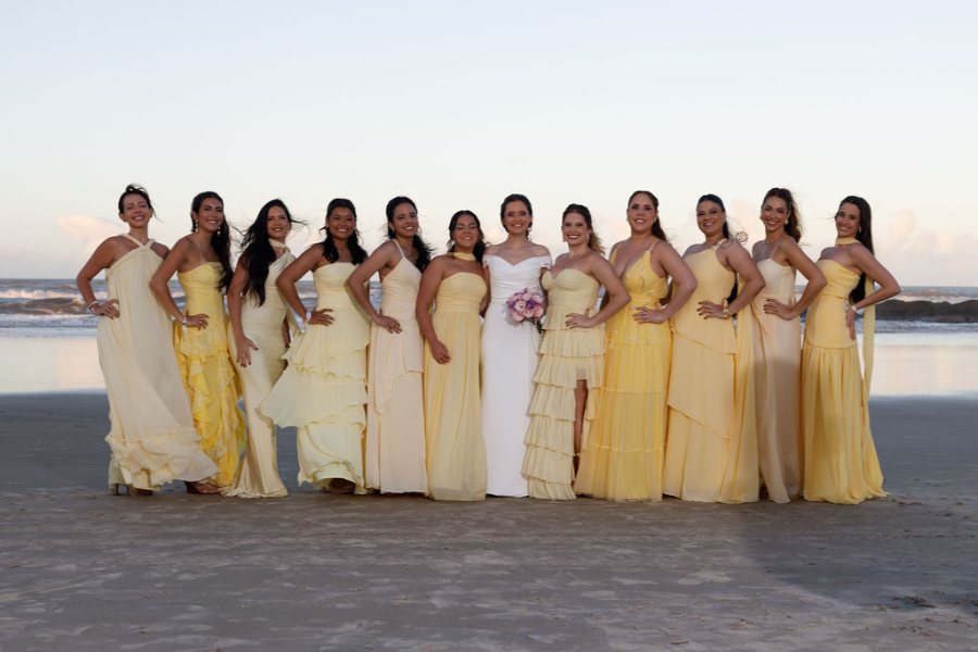 noiva ao lado das madrinhas de amarelo na praia