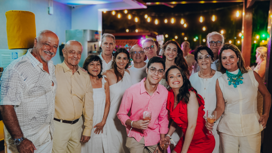 pessoas em festa a noite