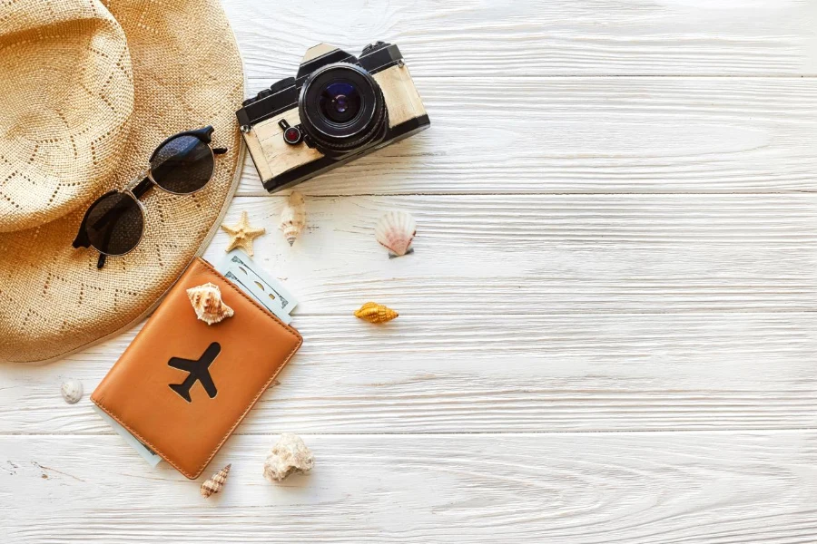 chap&eacute;u, camera antiga, &oacute;culos e passaporte